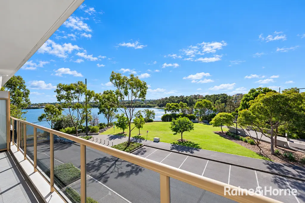 Rhodes 1Kwarto Spacious North Facing Residence with Beautiful Park & Water Views
