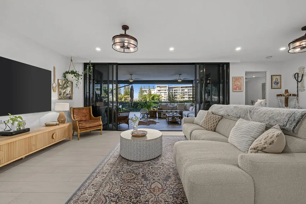 Hollywell 2Zimmer Ground Floor Luxury 255m2 Entertainer with Secure SIDE-by-SIDE parking for two vehicles!