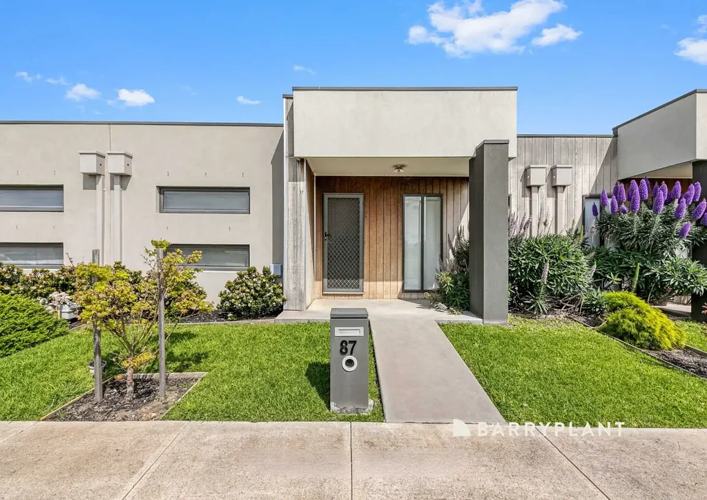 Narre Warren South 3房 精心维护物业 现代家庭精髓 三卧宽敞舒适 主卧套件衣帽 开放式起居区 优质电器现代 分体式冷暖系统 双车位车库 低维护后院 靠近优质学校 便利购物交通 户外活动近便 The Perfect Blend of Lifestyle, Location and  Value