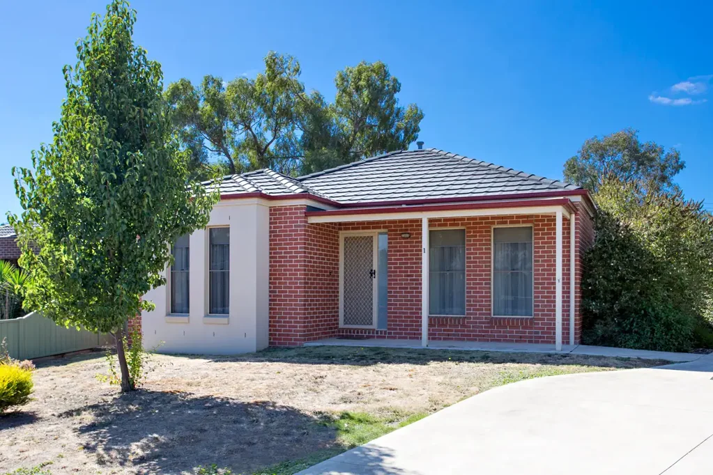 STUNNING THREE BEDROOM TOWNHOUSE