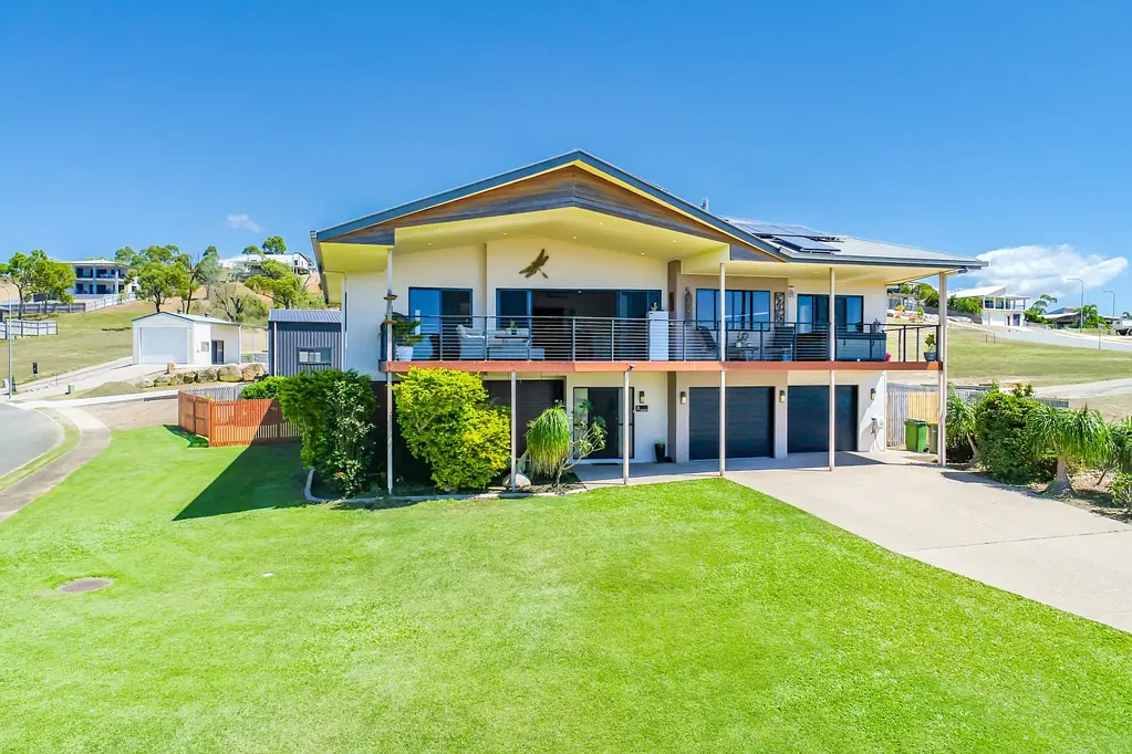 Bowen 4ਬੈੱਡਰੂਮ ABSOLUTELY BEAUTIFUL FAMILY HOME WITH OCEAN VIEWS
