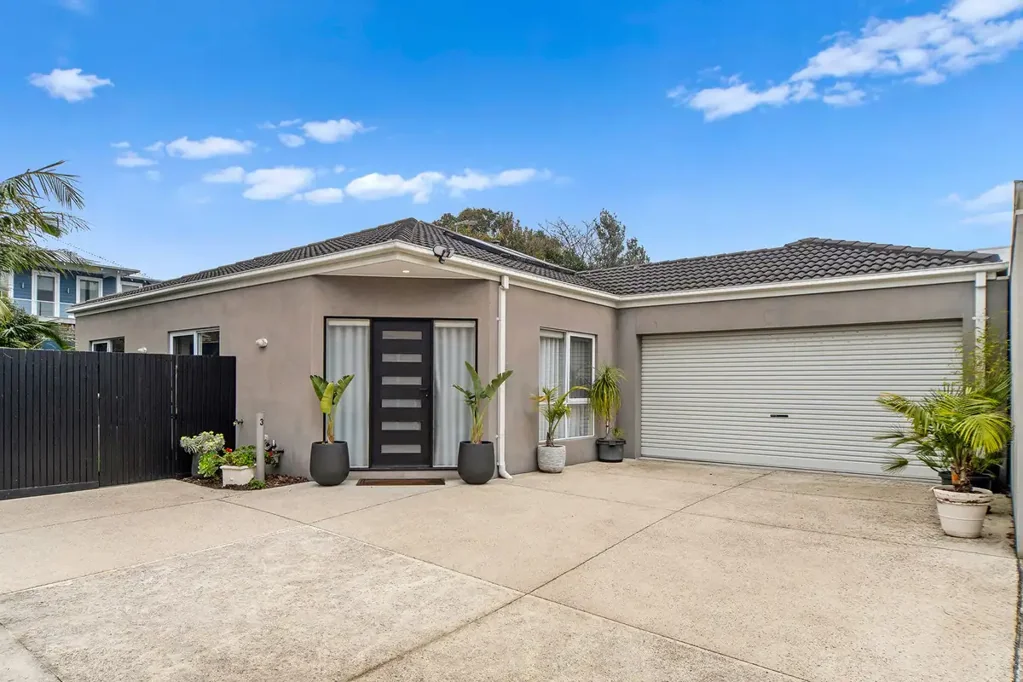 Frankston 3Kwarto Stylish Unit with No Body Corp