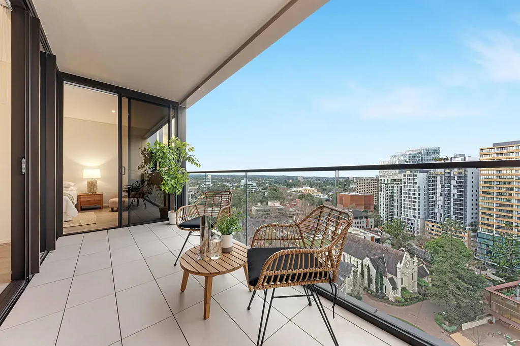 North Sydney 2Zimmer REAR OF BLOCK Light filled 109sqm large apartment with sweeping views in iconic location