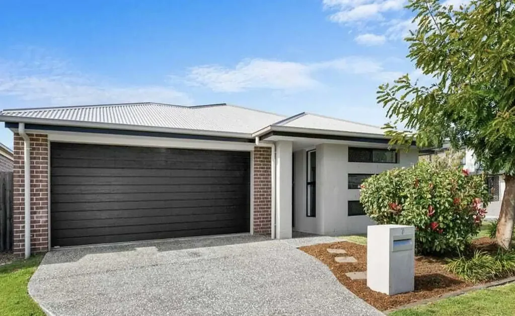 Brighton 4Kwarto Secure Investment for SMSF with Fixed Rental Return | Modern Entertainer on Corner Block