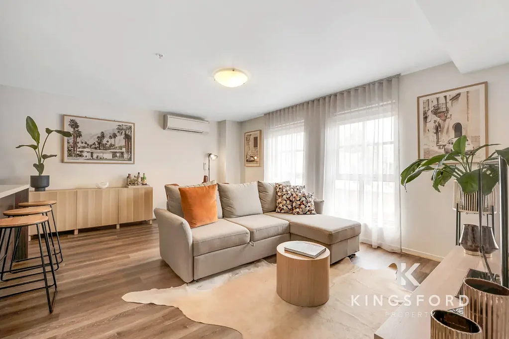 FULLY FURNISHED BRIGHT TWO BEDDER