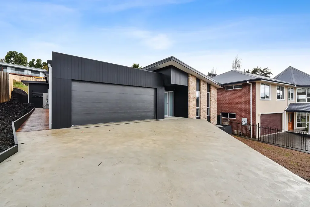 Newstead 5Zimmer Modern Family Living in a Premium Newstead Location