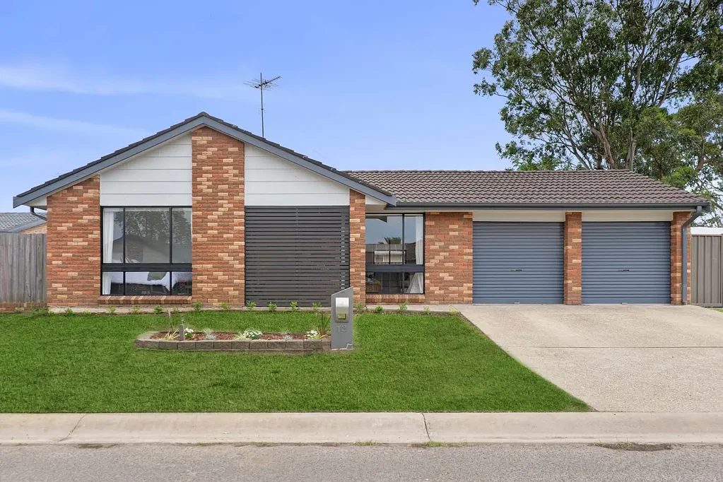 Bligh Park 3房  A Stylishly Renovated Home with Impressive Side Access and Room to Grow!