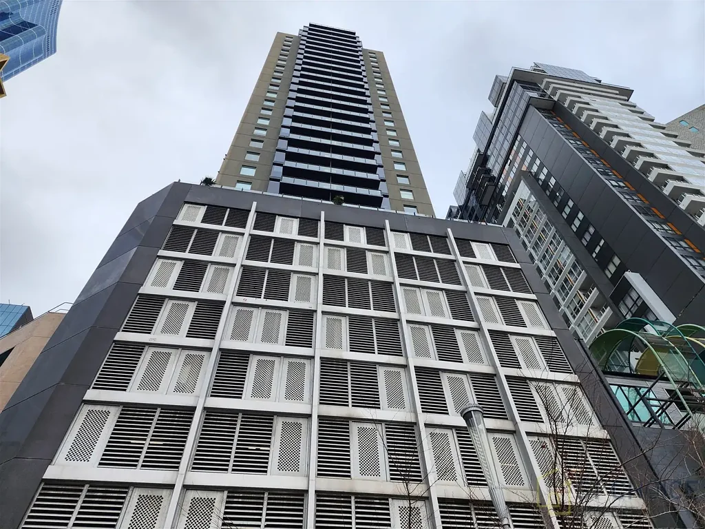 Spacious 2 Bedroom Apartment with Car Space in Prime Southbank Location - Level 22