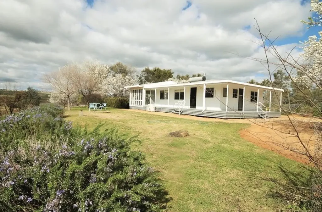 Merriwa 3ห้องนอน House and Acreage 7 acres, with beautiful 180* views, 2 km from town. With well established beautiful gardens, 27,000 sq.m , huge long driveway.