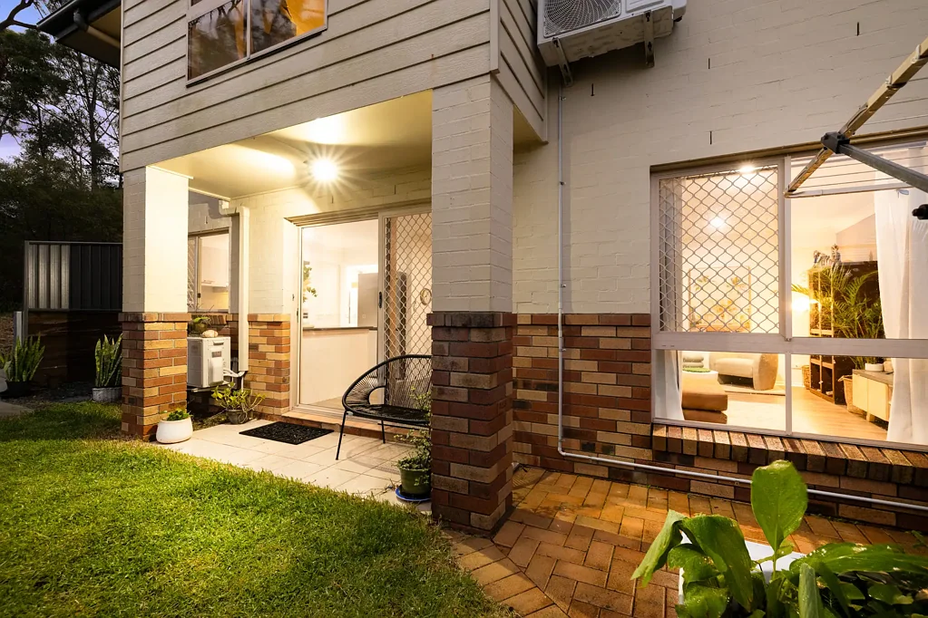 Molendinar 2 Bedroom Multi-Level Townhouse - Elevated, Quiet, Breezy, Views of the Surfers Paradise Skyline