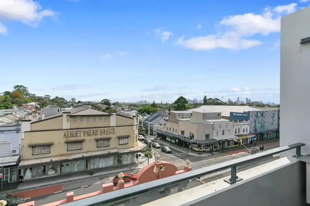 Petersham 1房 充足采光 两层平面 城市景观 现代厨房 欧洲电器 黄金地段 公共交通 Dual-Level "Loft-Style" Apartment in Convenient Locale with Parking.