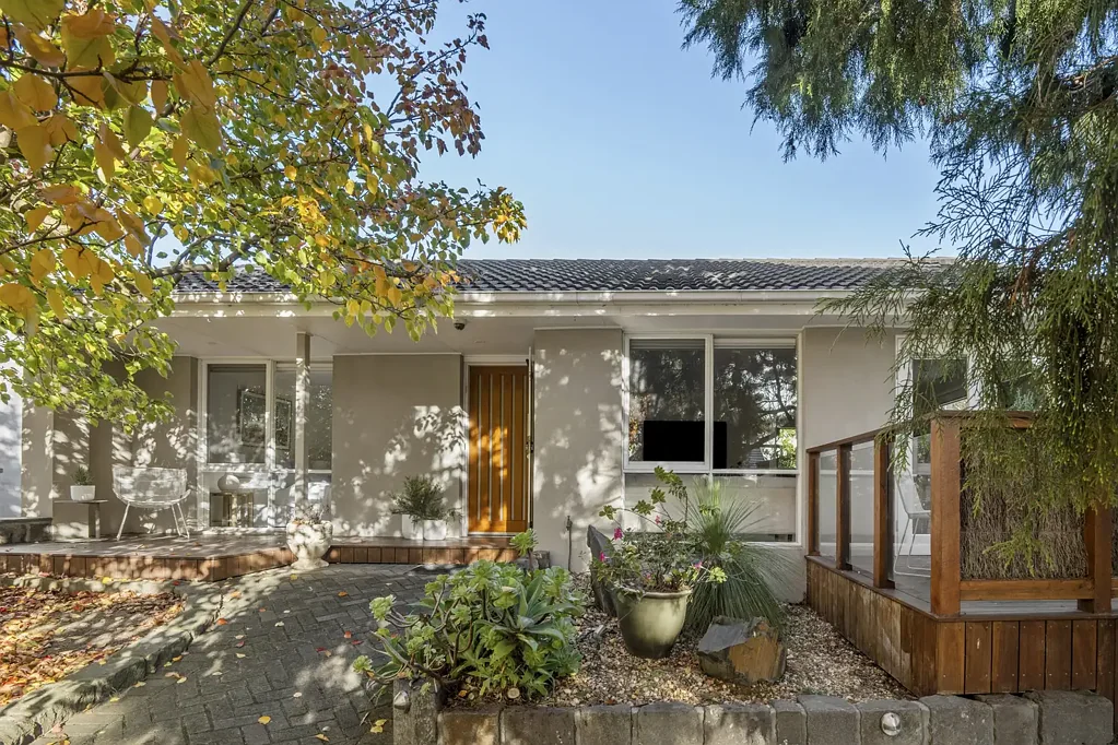 Mount Eliza 2房 黄金山脊地段 优质木石构造 通透采光设计 私密花园庭院 精致厨卫空间 步行可达海岸与社区 Pineview Cottage