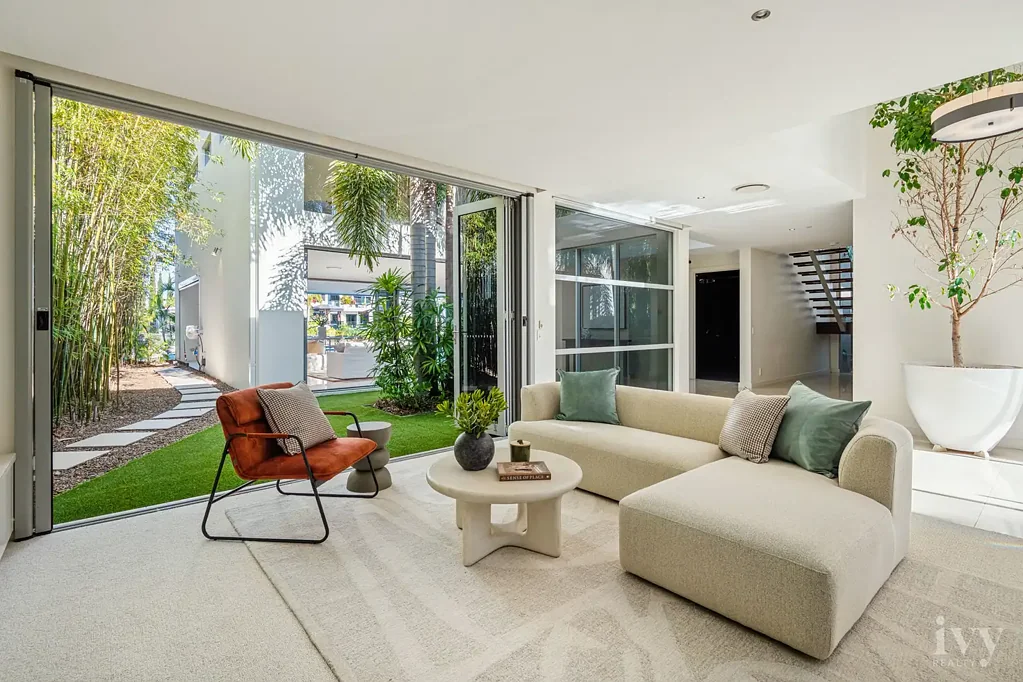 Paradise Point 5ਬੈੱਡਰੂਮ Tranquil Waterfront Oasis Infused with Contemporary Comfort and Calm
