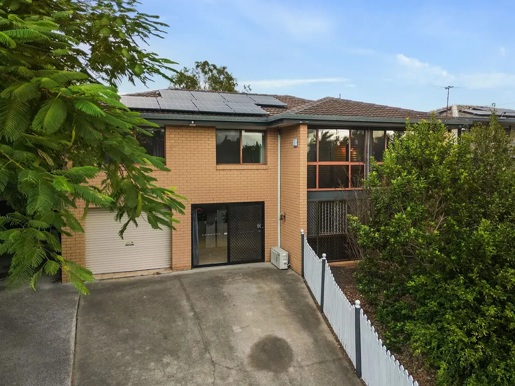 Redbank Plains 3房 家庭友好社区 300米优质学校 宽敞三层砖房 全新厨房 大型后院 私人水疗区 轻松通勤 CBD便捷 ULTIMATE ENTERTAINER | OWNERS ARE RELOCATING