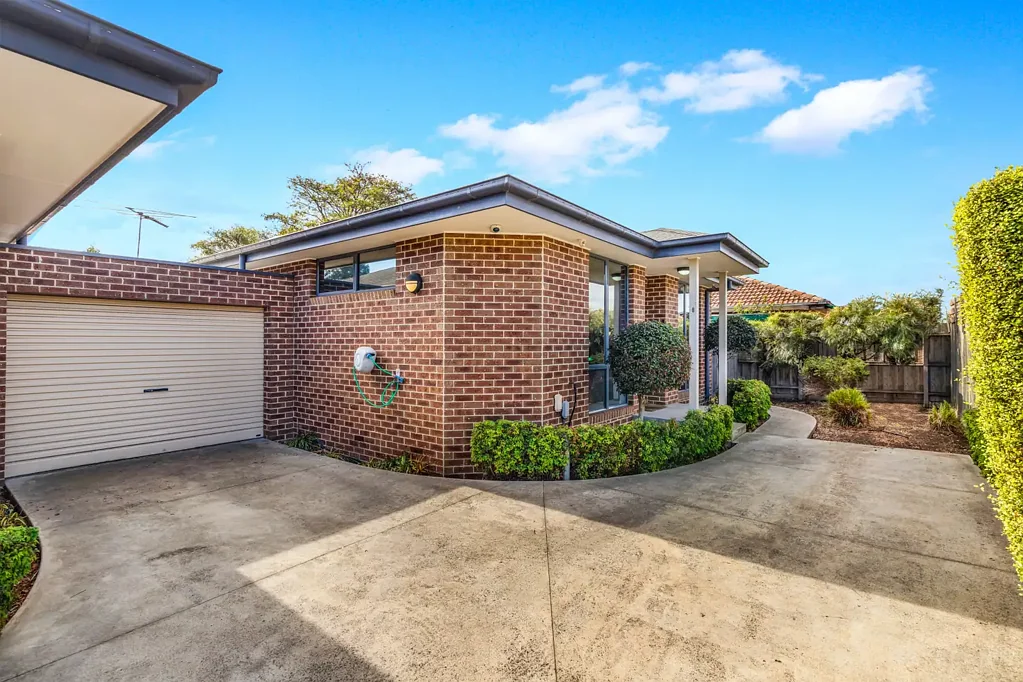 Noble Park 2침실 PRIVATE REAR VILLA WITH SPACIOUS OPEN-PLAN LIVING