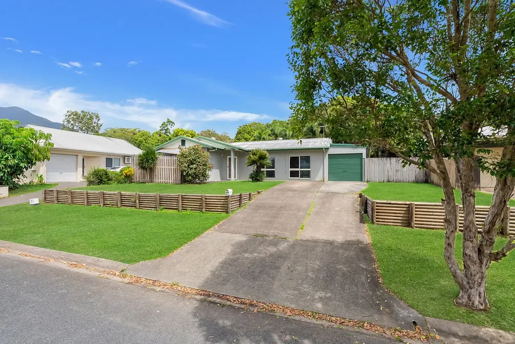 Edmonton 4ਬੈੱਡਰੂਮ Four-Bedroom Home on 800m2 with Bushland Views & No Rear Neighbours