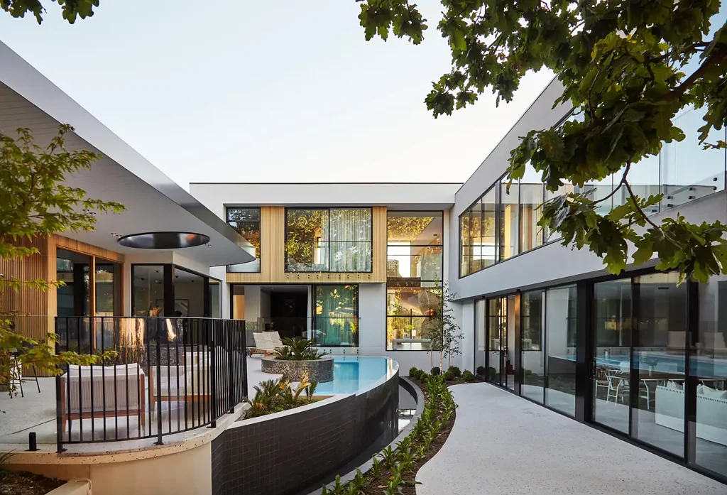 Balwyn North 5房 2022澳洲最佳样板房大奖 独特健康区 雪松桑拿房 百年橡树庭院 无边泳池 马赛克瓷砖BBQ 独立一楼客房 Wolf顶级电器 无缝室内外连接 A national award-winner with world-class luxury
