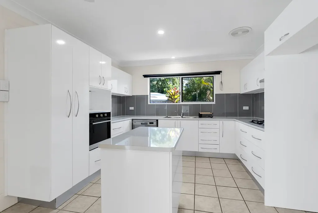 Charming Half Duplex - 3 Bedrooms & Expansive Outdoor space & Entertaining area