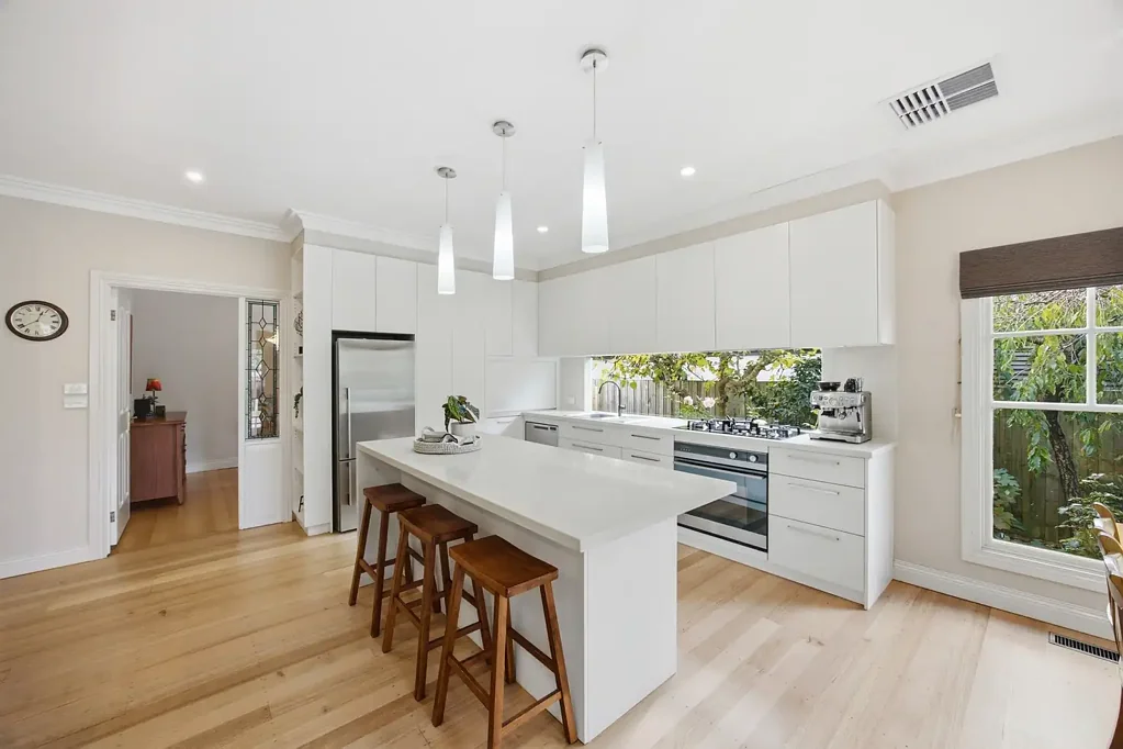 Burwood 4બેડરૂમ Timeless Elegance in a Peaceful Family Setting