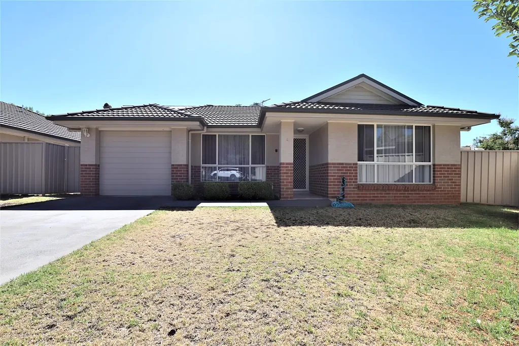 Cootamundra 3 Bedroom Exclusive Location - Impressive Town House
