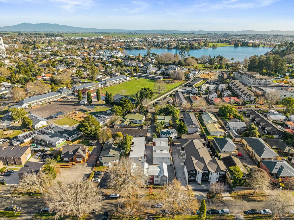 Hamilton Central 3Moenga Hospital locale, Boys & Girls High School Zone