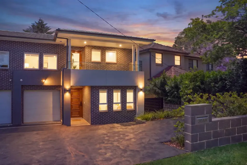 Dundas 4Kwarto Modern Near New Duplex Offering Space, Style & Family Comfort