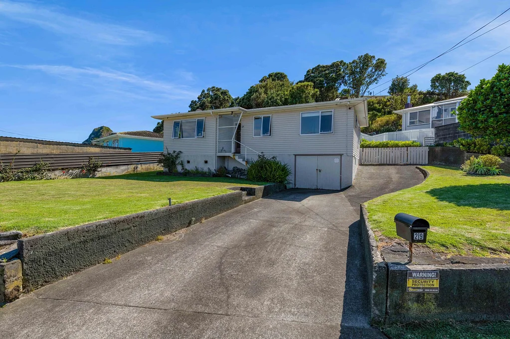 Moturoa 3બેડરૂમ Elevated home with mountain views & potential