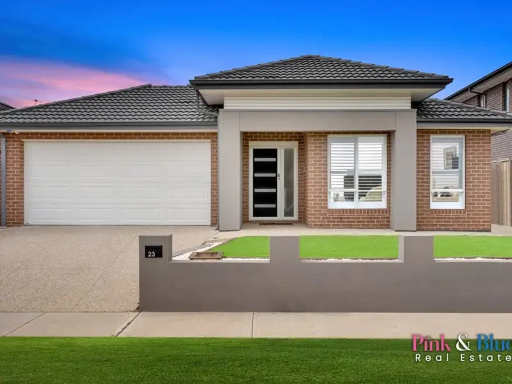 Rockbank 3 Bedroom Walk to Rockbank train station- Modern Family Living in Prime Location