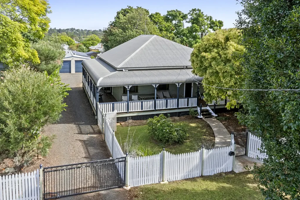 South Toowoomba 3Habitaciones Large Dual Title Block, Timeless Queenslander & 15x7.5m Shed - A Rare Opportunity!