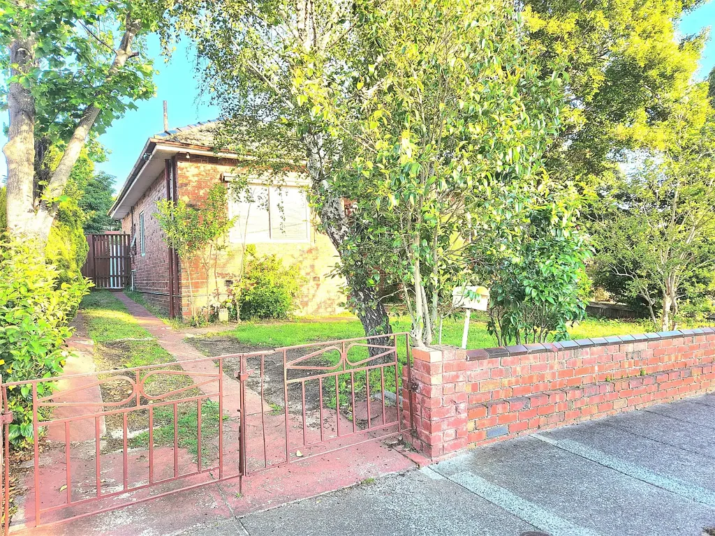 3BR Home in Caulfield South with Air-Conditioning & Private Backyard Oasis