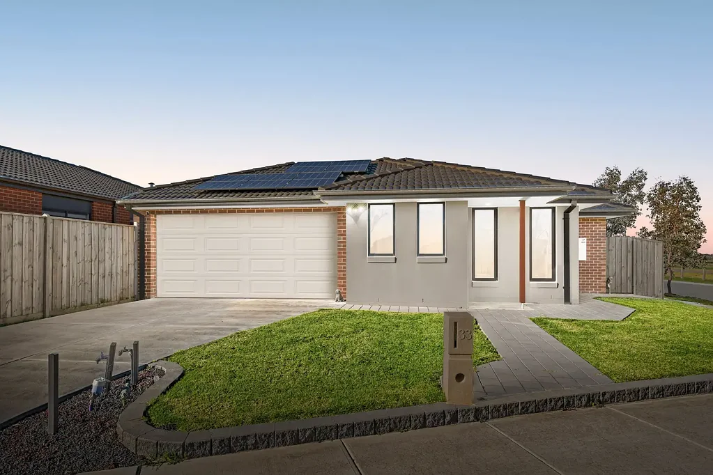 33 Dewhurst Circuit, Cranbourne East, VIC 3977