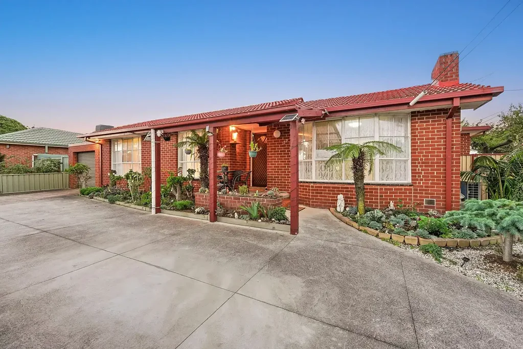 Springvale 3房 宽敞546sqm地块 蔬菜花园茂盛 优质学区房 儿童娱乐室 开放式布局 自然采光充沛 管道供暖舒适 壁炉反转空调 NBN连接便捷 The Brief: Prime location near schools, parks, shops, transport and amenities