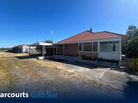 Three Bedroom House - Waitakaruru
