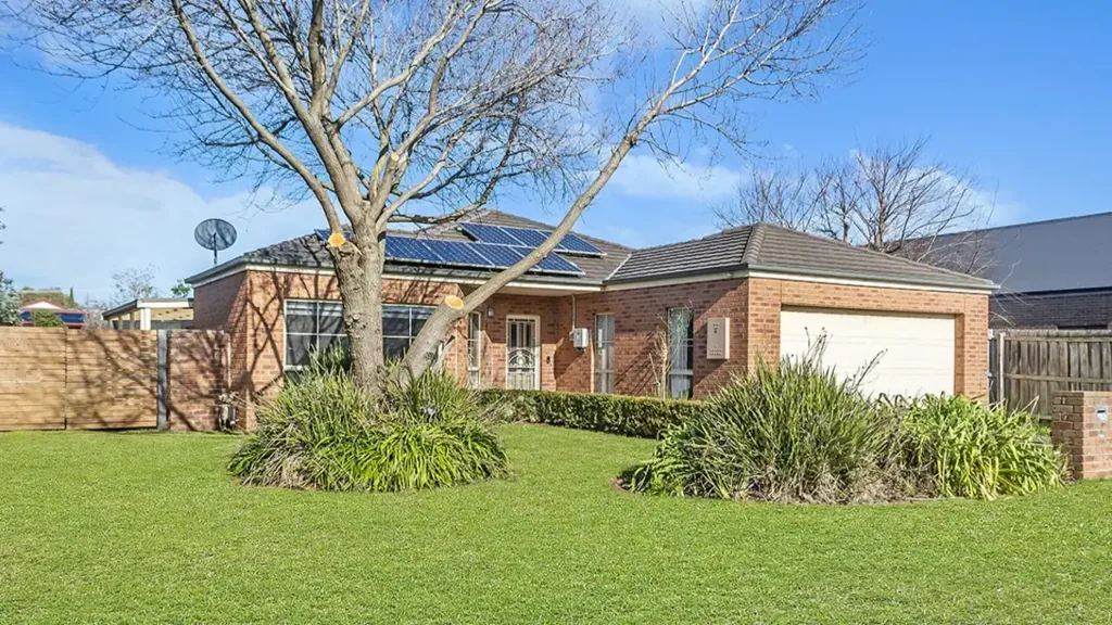 OUTSTANDING CENTRAL/NORTH 4 BEDROOM HOME + BUNGALOW
