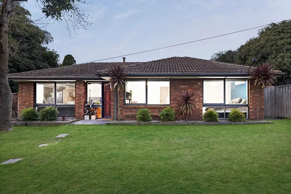 Langwarrin 3房 转角地块宽敞 2A Govan Street 开放式布局 瓷砖厨房实用 三卧带储物 宽敞后院壁炉 步行便利设施 Corner Comfort with Alfresco Appeal & Everyday Convenience