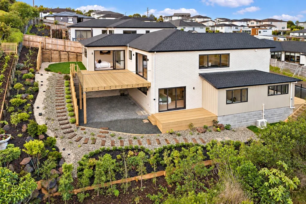 Orewa 6房  Live Large. Earn More.