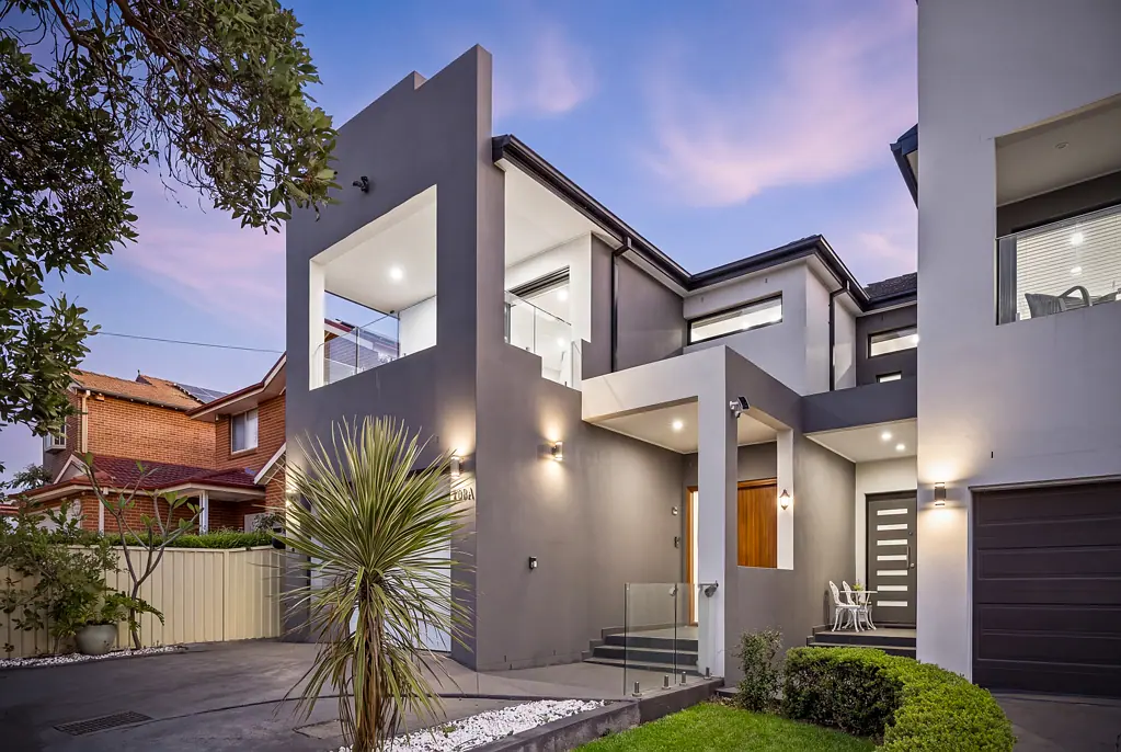 Bankstown 5બેડરૂમ Generous block in a Central position. Easterly aspect and flooded with natural light. Solid construction, super spacious and presenting like new.
