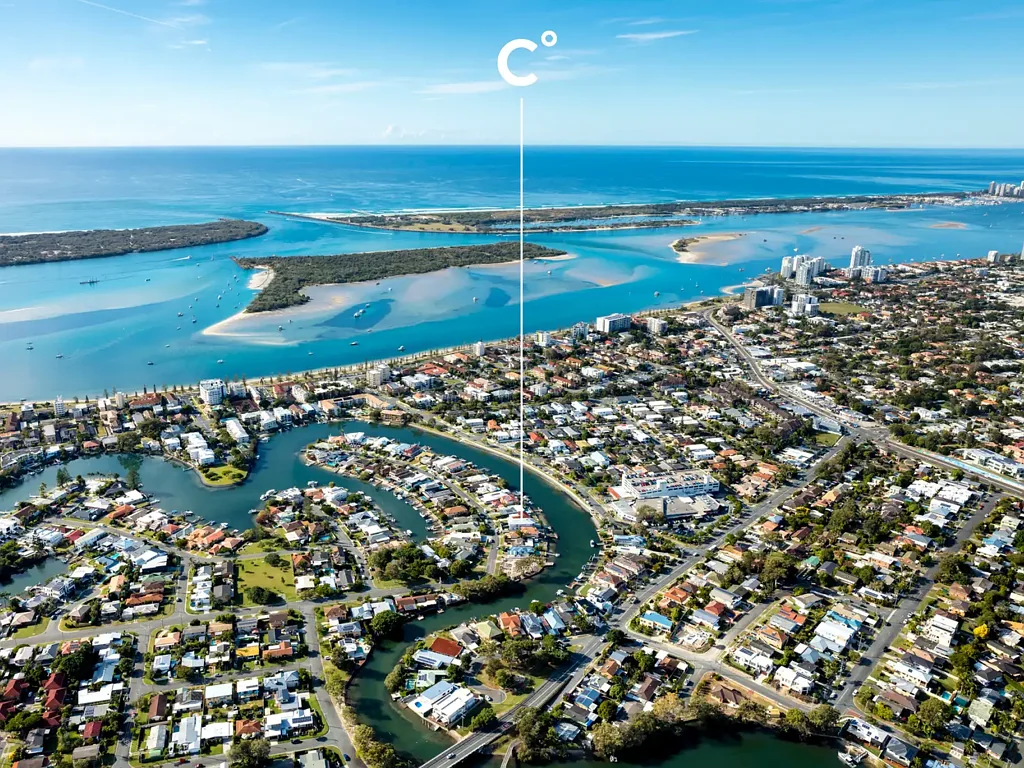 Biggera Waters 4غرفة نوم Effortless waterfront living with your own sandy beach, pool and pontoon.
