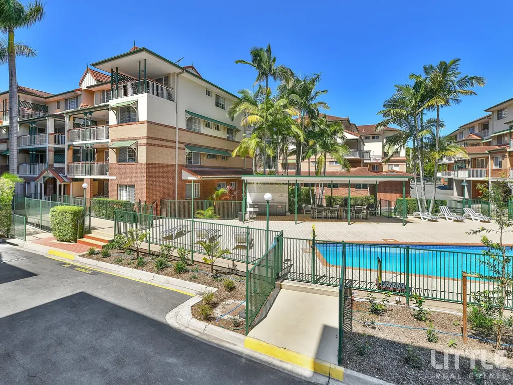 Toowong 2房 Toowong中心位置 142平米超大空间 2卧2卫设计 安全车库直连 现代厨房设施 私人阳台休闲 游泳池烧烤区 咖啡馆餐厅近邻 Modern Apartment in the Heart of Toowong.