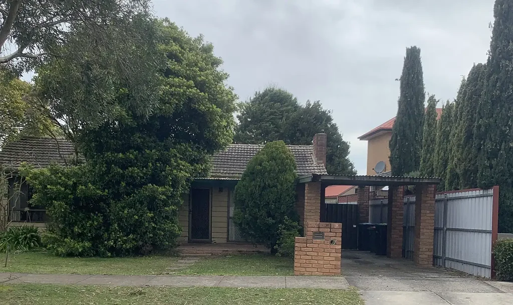 COSY THREE BEDROOM HOME WITH LARGE BACK YARD - WALKING DISTANCE TO MOUNTAIN GATE - AVAILABLE NOW!