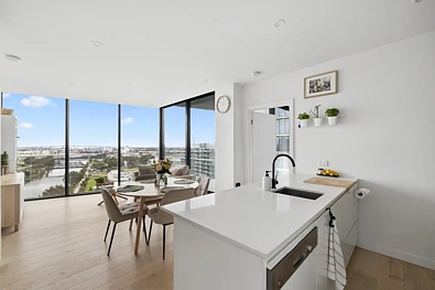 Footscray 2房 一览无余的景观，卓越的河畔生活！ Uninterrupted Views, Exceptional Riverside Living!