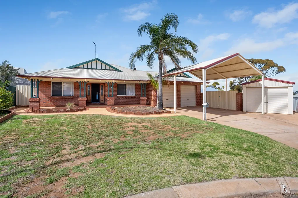 Hannans 4房  Modernised Brick 4-Bedroom Home, That's Perfect for the Growing Family... Which Has The Bonus of a Sparkling Pool & Shed!