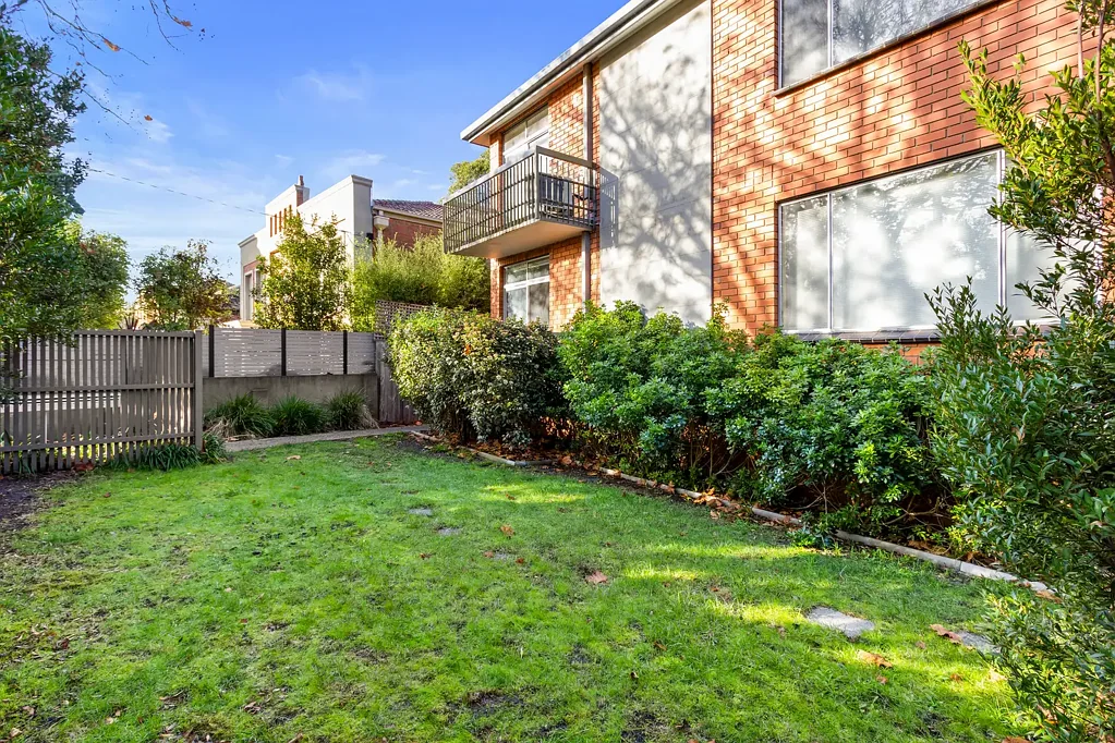 Recently renovated 3 bedrooms apartment close to everything
