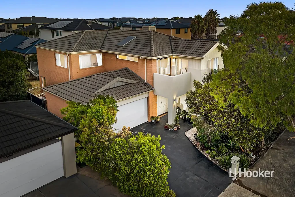 Point Cook 5房 Alamanda Estate宁静街 五卧宽敞奢居 双车库便利 前庭低维护 后院成熟花园 主卧双步入式衣帽间 开放式明亮厨餐区 步行至优质学校 公交与购物中心 Generous 5 Bedroom Home In Prime Alamanda Estate Location