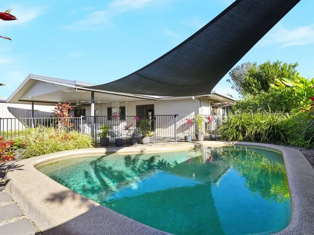 Mooroobool 3બેડરૂમ Neat and tidy with shed and pool