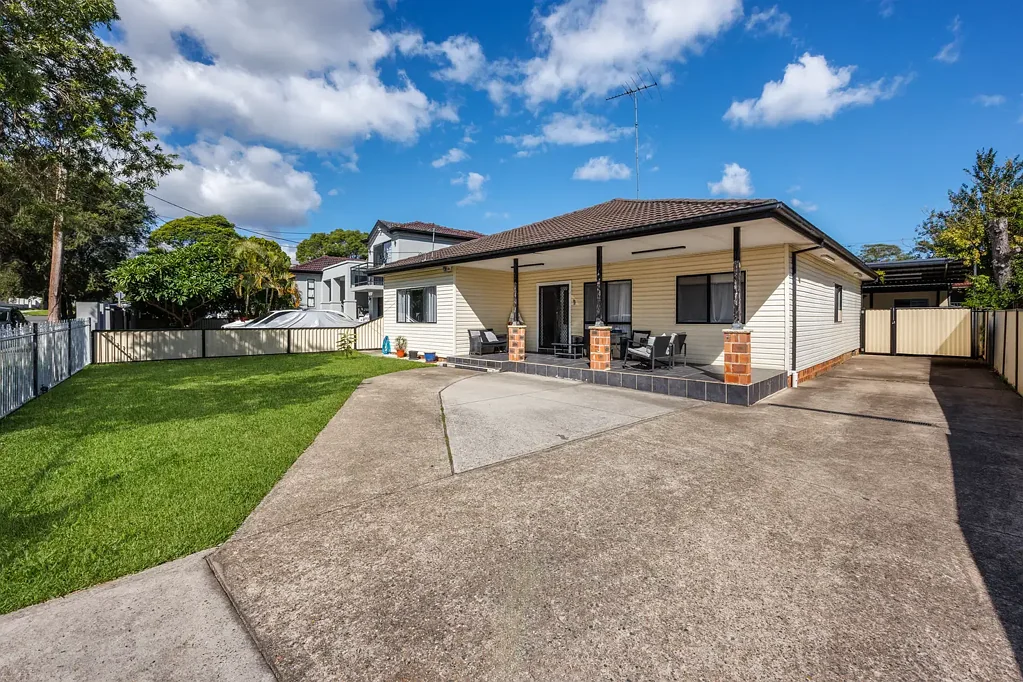 Old Guildford 5غرفة نوم 5 Bedroom Home with Development Potential - Expansive 619.7sqm approx Block
