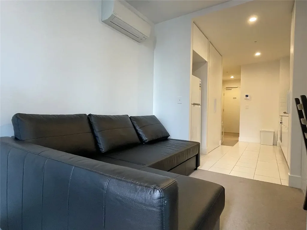 ENJOY THE CITY LIFESTYLE WITH THIS ONE BEDROOM APARTMENT