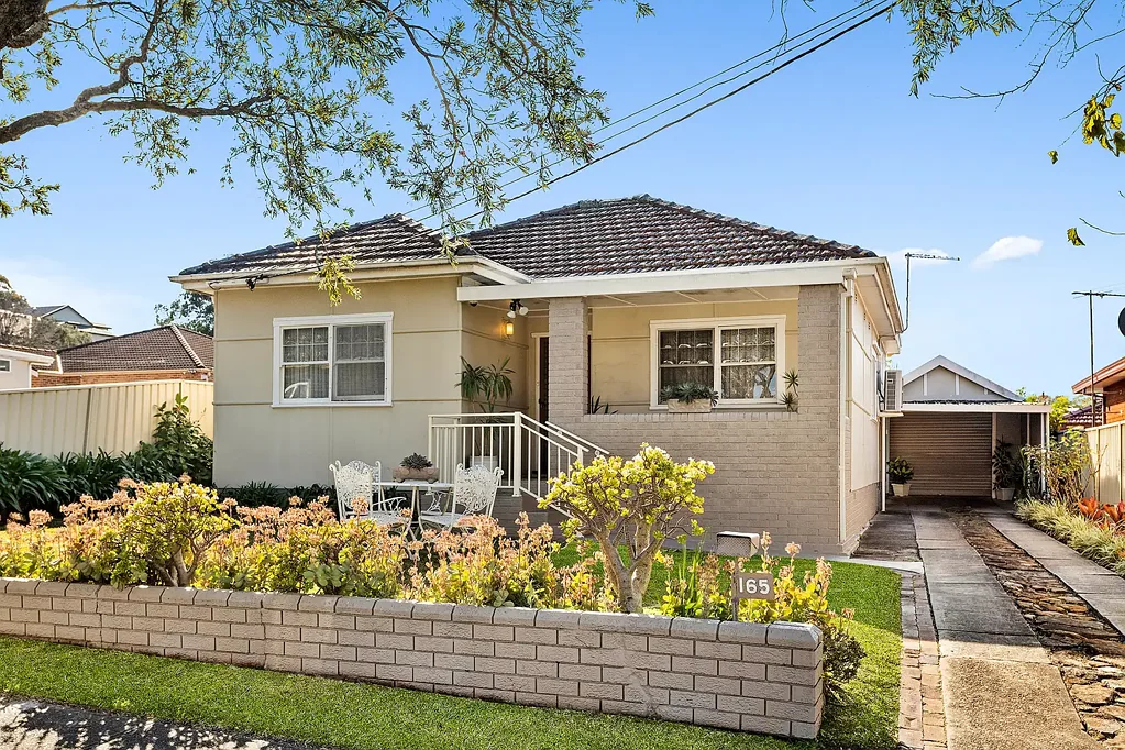 Greenacre 3침실 A Rare Greenacre Opportunity – Deceased Estate with Unlimited Potential