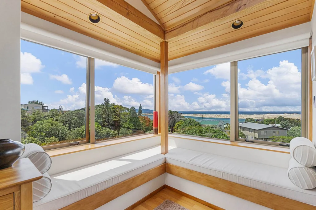 Mangawhai Heads 3房  Serene Coastal Retreat With Sweeping Estuary Views