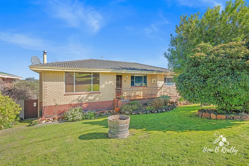 Collingwood Heights 3બેડરૂમ Dream Big & Build Value: The Ultimate Renovator in Collingwood Heights.